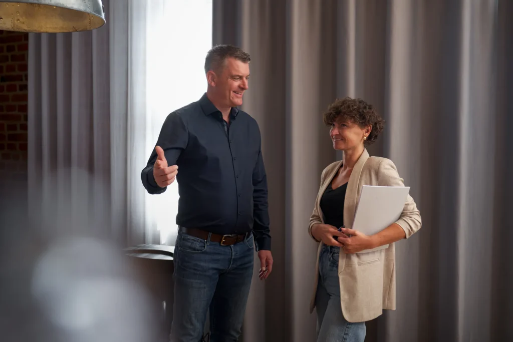 Begrüßung im Büro der Immobiliengalerie